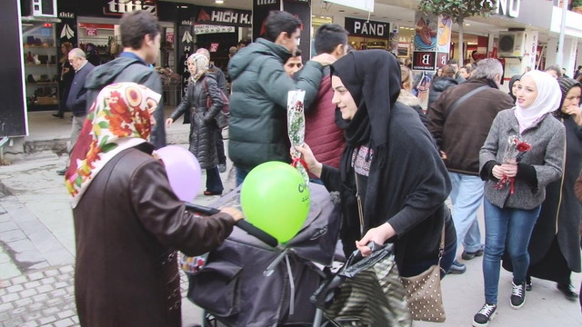 Suriyeliler Sakaryalılara gül dağıttı