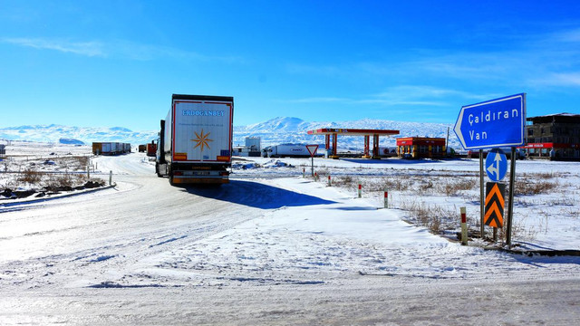 Tendürek Geçidi'nde araçlar mahsur kaldı