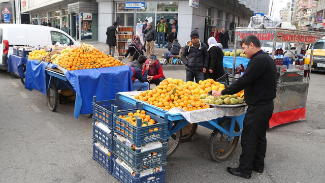 Terörün mağdur ettiği esnaf işportacı oldu