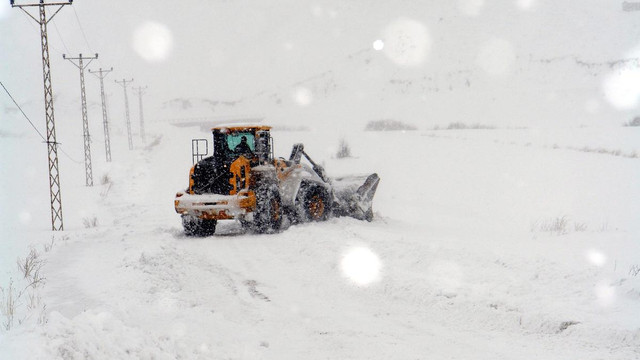 Tipi nedeniyle mahsur kalan öğrenciler kurtarıldı