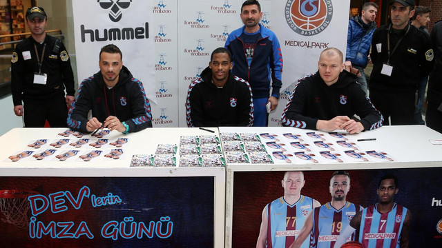 Trabzonsporlu basketbolcular, taraftarla buluştu