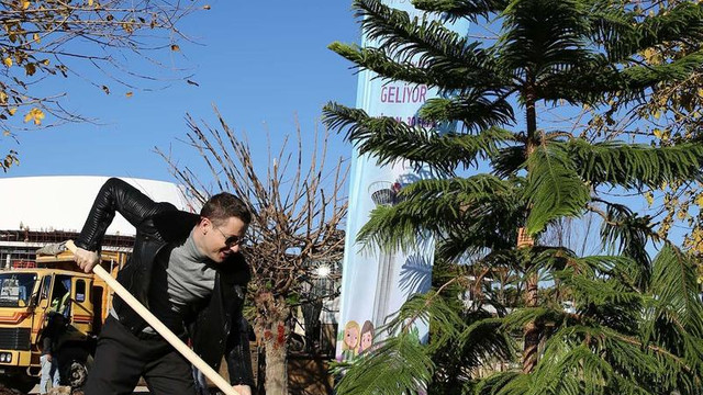 Ünlüler ormanına bir ağaç da Rumen şarkıcıdan