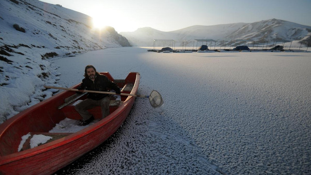 Van'da baraj gölü dondu