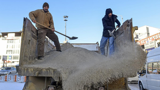 Yol açmada tonlarca tuz kullanılacak