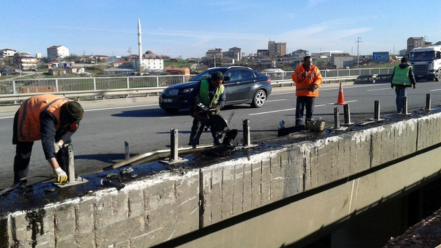 Yoldan çıkan tır iki viyadük arasına sıkıştı