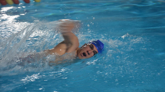 Yüzerek hayata tutundu