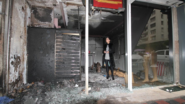 Adana'da bir mağaza kundaklandı