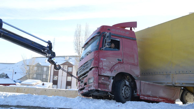 Ağrı'da zincirleme trafik kazası