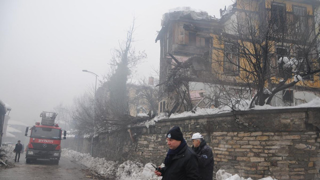Ahşap binanın bir kısmı biriken kar nedeniyle çöktü