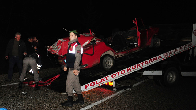 Antalya'da kamyonla otomobil carpisti: 3 olu, 1 yarali