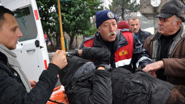 Ayağı kırılan avcıyı sedyeyle taşıdılar