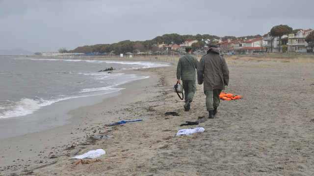 Ayvalık'ta göçmenleri taşıyan botun batması