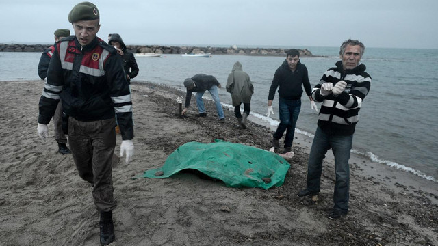 Ayvalık'ta göçmenleri taşıyan botun batması