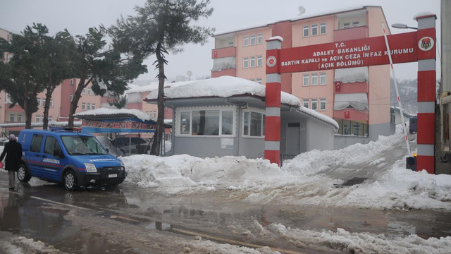 Bartın'da cezaevi önünde silahlı kavga: 2 yaralı