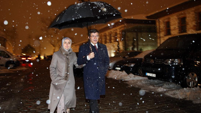 Başbakan Davutoğlu, eşiyle Beşiktaşta yürüdü