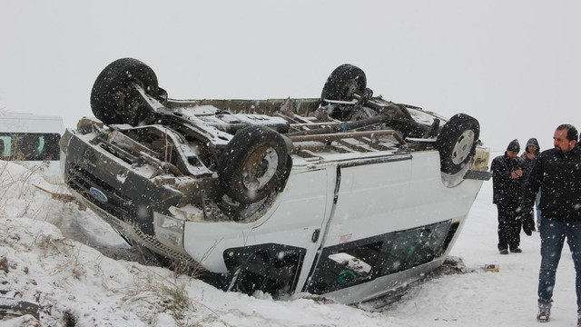 Bingöl'de minibüs devrildi: 10 yaralı
