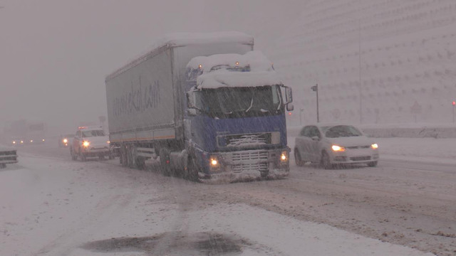 Bolu Dağı'nda kar yağışı