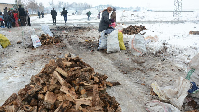 Çadırda kalan Suriyelilere yardım