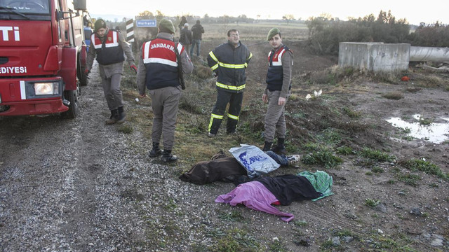 Yabancı uyrukluları taşıyan otobüsle otomobilin çarpışması