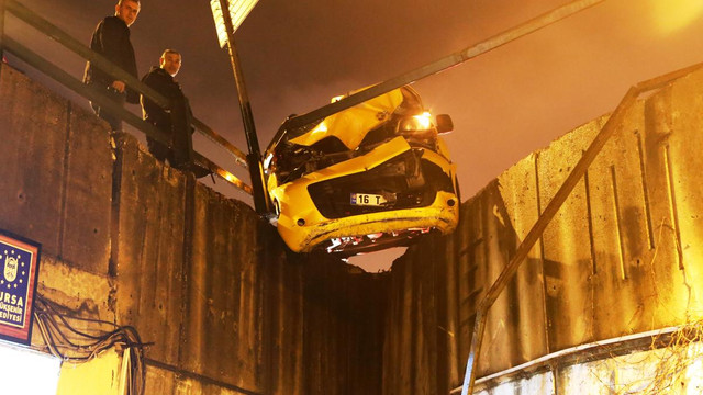 Çarptığı köprülü kavşağın korkuluklarında asılı kaldı