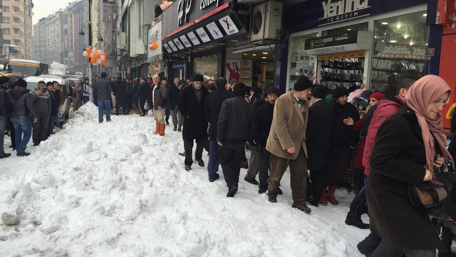 Çatıdan kayan kar vatandaşların üzerine düştü