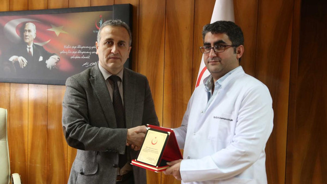 Cizre'ye gönüllü giden doktora teşekkür belgesi