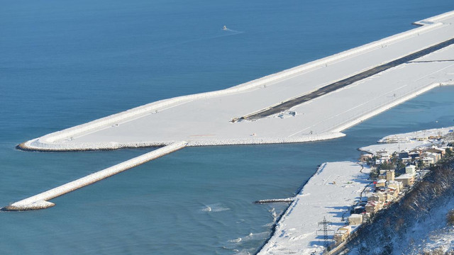 Denizdeki havalimanı beyaza büründü