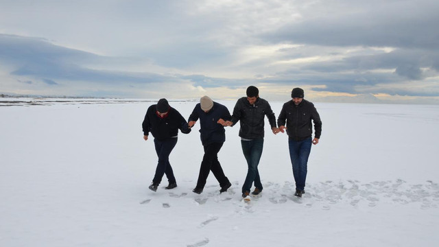 Donan gölü buz pistine çevirdiler