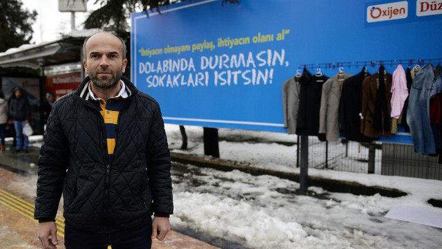 Düzce'de giysi yardımı için reklam panosuna askı