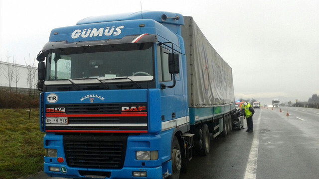 Duzce'de otomobil tira carpti: 1 olu