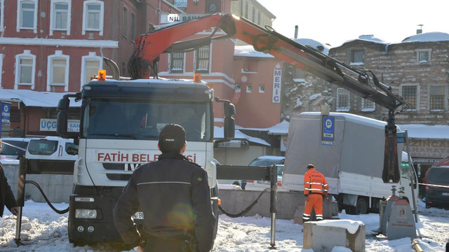 Eminönü'nde çöp konteynerinde patlama
