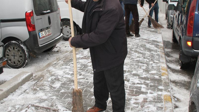 Erzincan'da hükümlüler kaldırımlarda kar temizliği yaptı