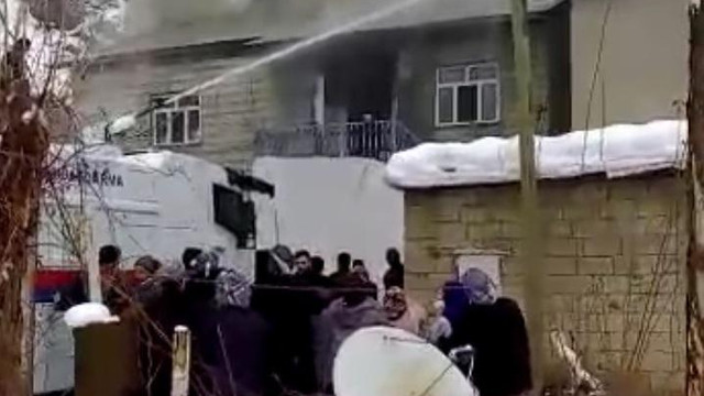 Evi yanan köylülerin yardımına Mehmetçik koştu