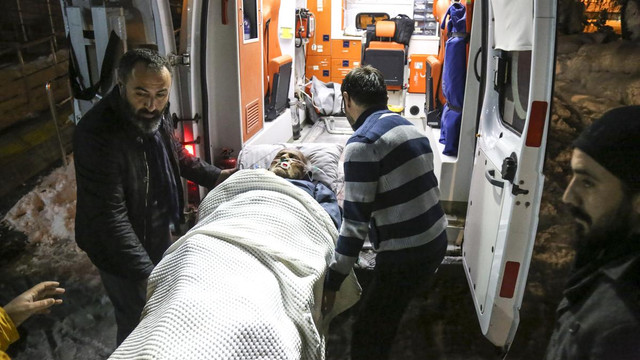 Felç geçiren kişi, paletli ambulansla hastaneye kaldırıldı