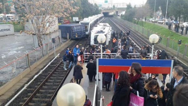 İzmir metrosunda vagon devrildi: 10a yakın yaralı!