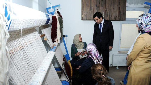 Halı tezgahında geleneklerini yaşatıyorlar