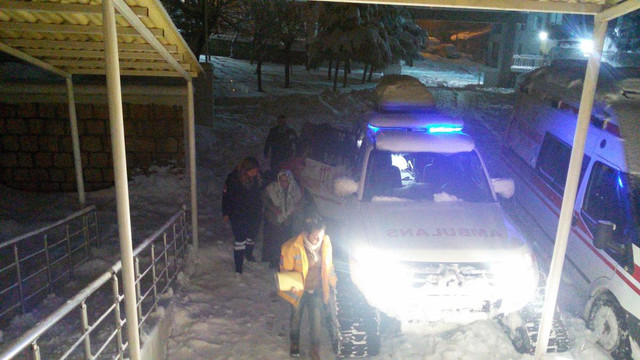 Hamile kadın paletli ambulansla hastaneye yetiştirildi