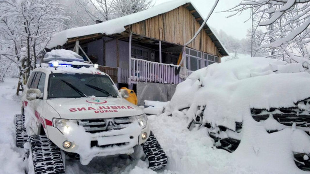 Hasta bebeğe paletli ambulansla ulaşıldı