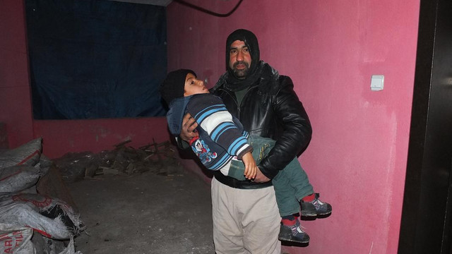 Hasta çocuk iş makinesiyle hastaneye ulaştırıldı