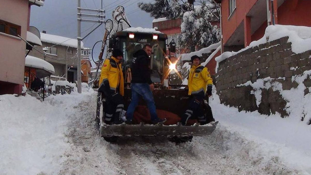Hasta kadının imdadına iş makinesi yetişti