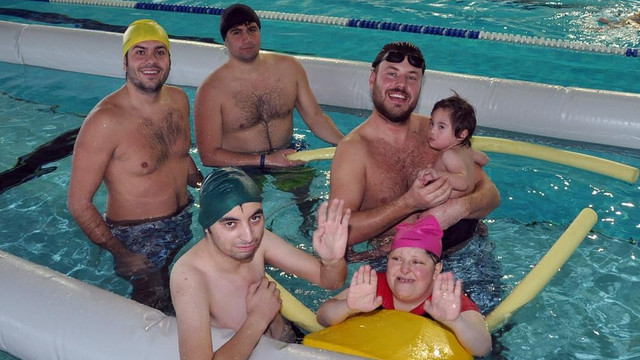 Hazırladığı projeyle engellilere yüzme öğretiyor