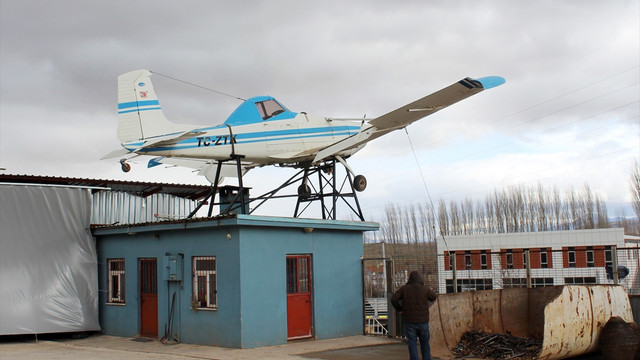 Hurda ucagi is yerinin catisinda sergiliyor