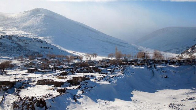 Iğdır'da tipi "kar şelalesi" oluşturdu