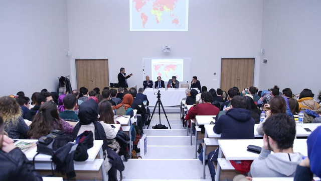 İMÜ'de "Mülteciler" paneli düzenlendi