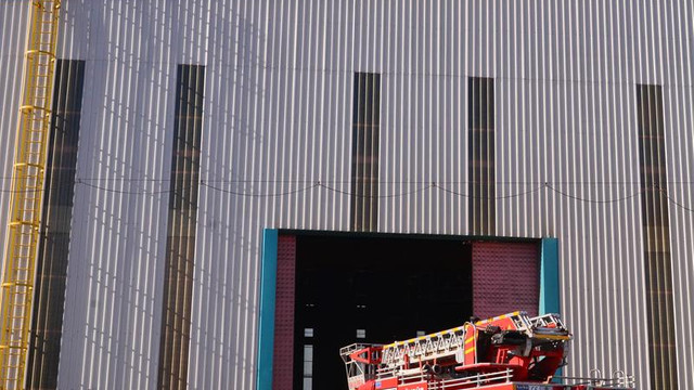 İşçilerden fabrika çatısında maaş eylemi