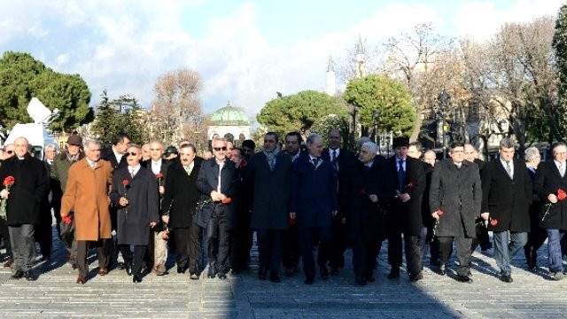İTO Sultanahmetteki terör saldırısı için karanfil bıraktı