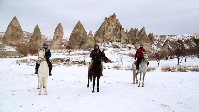 Karla kaplı Kapadokya’da atlı tur keyfi