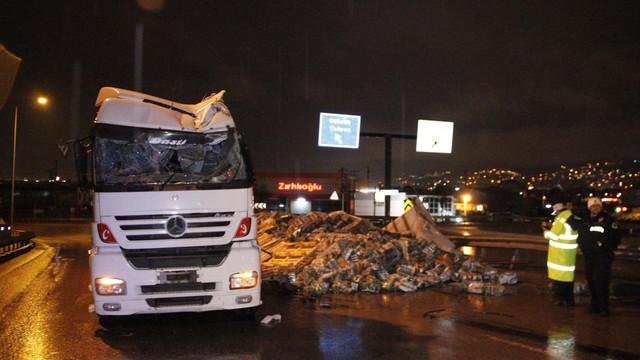 Kocaeli'de maden suyu yüklü tır devrildi