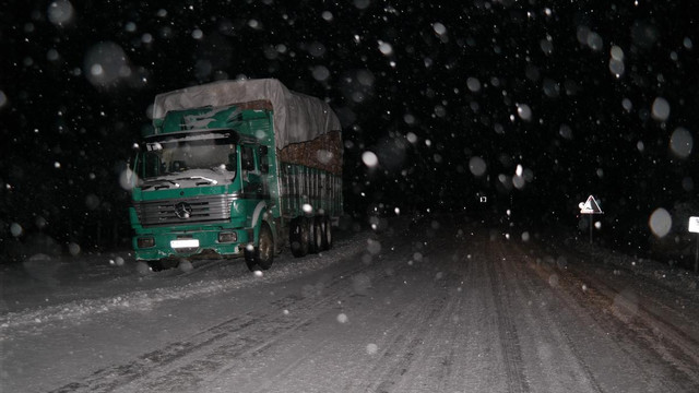Kütahya'da kar yağışı ulaşımı etkiliyor