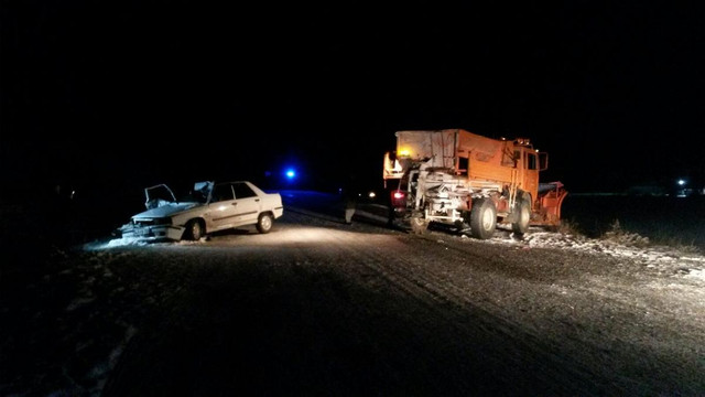 Kütahya'da otomobil kar temizleme aracına çarptı: 6 yaralı